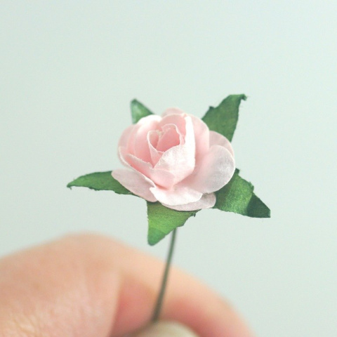 MINI BUKIET JASNORÓŻOWYCH RÓŻ 4 szt. MINI BUKIET JASNORÓŻOWYCH RÓŻ 4 szt.