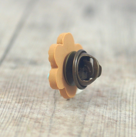 BAZA PRZYPINKI Z TALERZYKIEM STARE ZŁOTO 15 mm. BAZA PRZYPINKI Z TALERZYKIEM STARE ZŁOTO 15 mm.