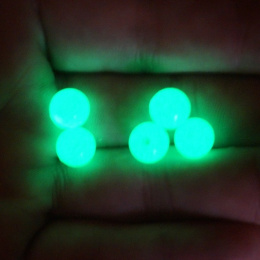 KORALIKI FLUORESCENCYJNE ZIELONE 8 mm 5 szt.