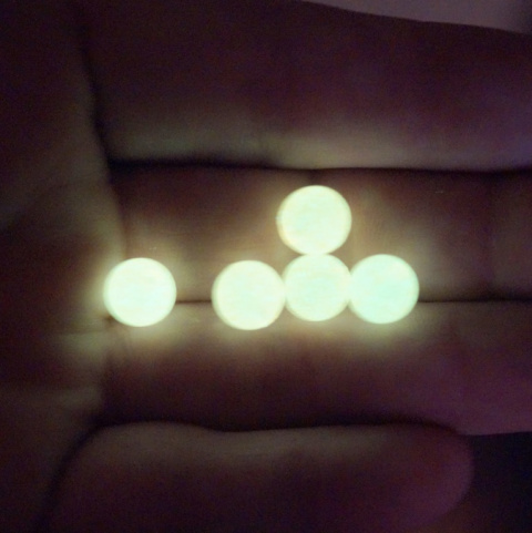 KORALIKI FLUORESCENCYJNE RÓŻOWY 8 mm 5 szt. KORALIKI FLUORESCENCYJNE RÓŻOWY 8 mm 5 szt.