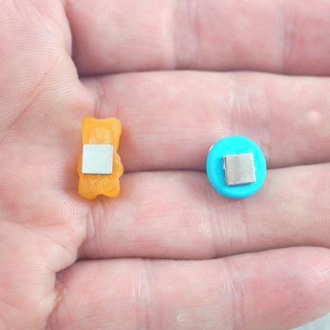 MAGNES NEODYMOWY DO OZDOBY NA LODÓWKĘ 5x5 mm 8 szt. MAGNES NEODYMOWY DO OZDOBY NA LODÓWKĘ 5x5 mm 8 szt.