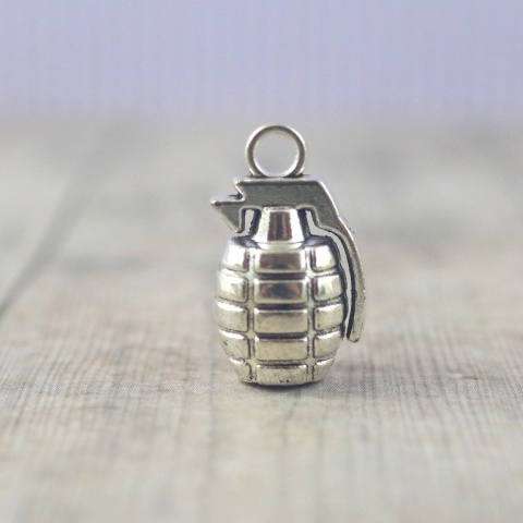 ZAWIESZKA GRANAT SREBRNY 22x11 mm. ZAWIESZKA GRANAT SREBRNY 22x11 mm.