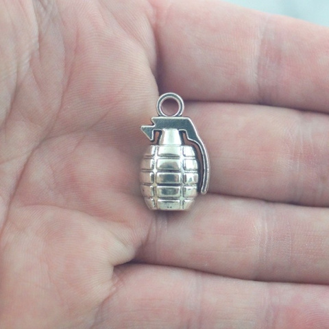 ZAWIESZKA GRANAT SREBRNY 22x11 mm. ZAWIESZKA GRANAT SREBRNY 22x11 mm.