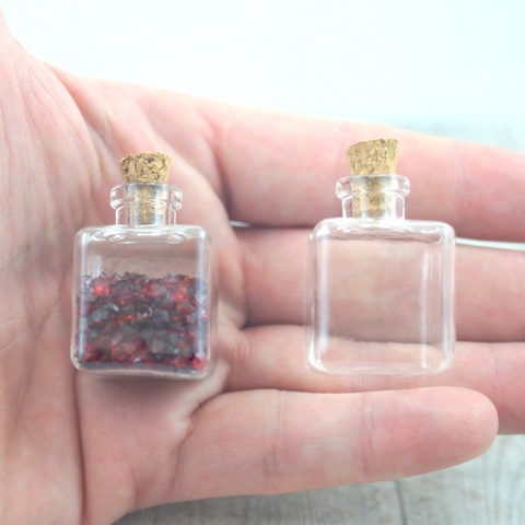 MINI BUTELECZKA SZKLANA KWADRATOWA MINI BUTELECZKA SZKLANA KWADRATOWA
